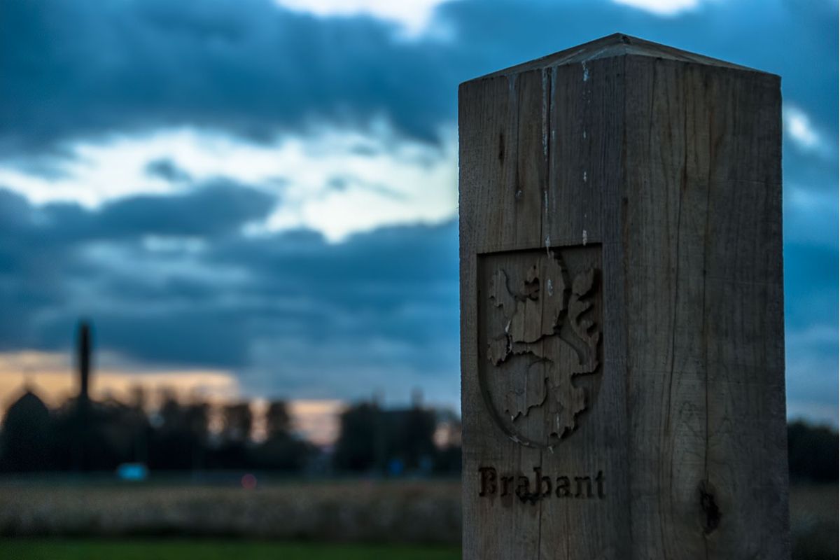 Opeens stonden ze er. Stevige houten palen, ogenschijnlijk dwars door Wolluk. Was niet, een oude grens werd fraai gememoreerd.